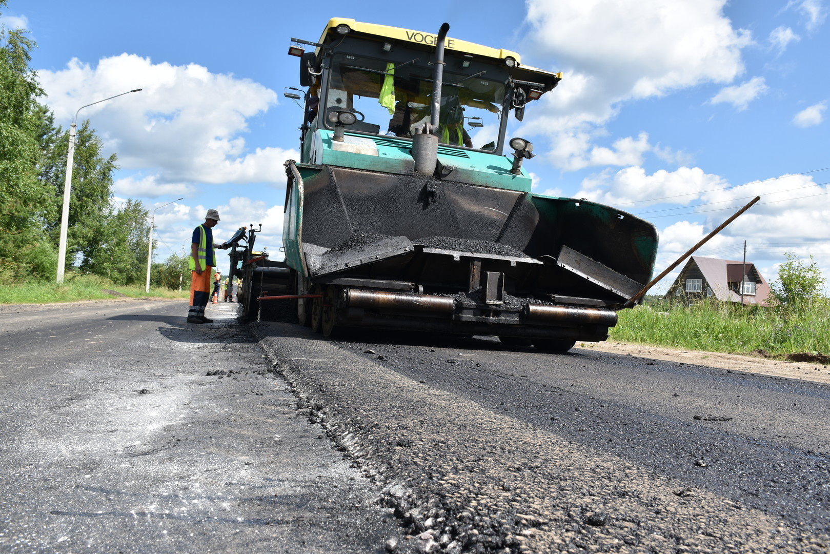 Начались ремонтные работы на подъезде к городу Тотьма.