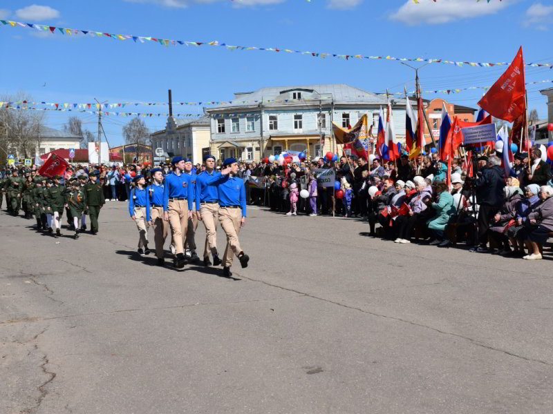 Главный праздник страны широко отмечал весь округ.