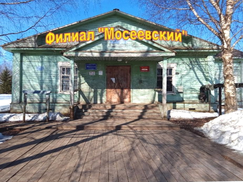 Депутат ЗСО Алексей Маслов - о ремонте мосеевских Дома культуры и библиотеки.