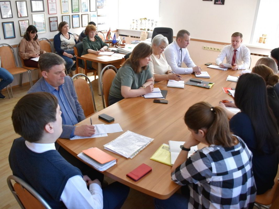 Муниципальные служащие получили награды в честь профессионального праздника.