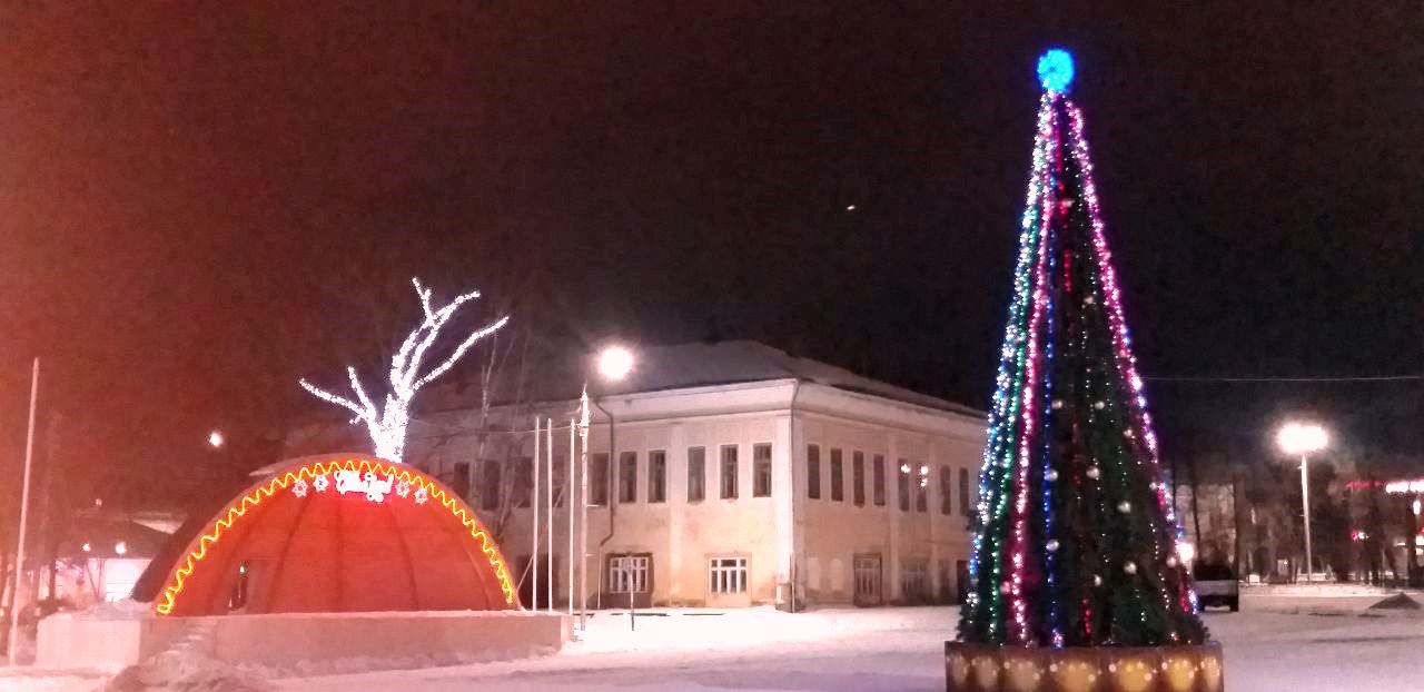 Город украшаем к Новому году.