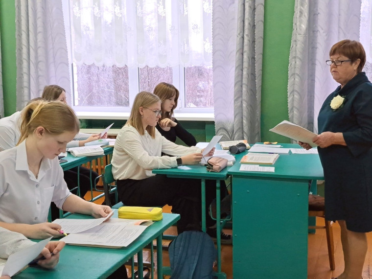 Есть хорошая школа − будет хорошее село, а значит, будет страна, будет Россия. Есть хорошая школа − будет хорошее село, а значит, будет страна, будет Россия.