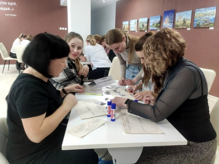 Педагоги отлично знают историю родного города. Педагоги отлично знают историю родного города.