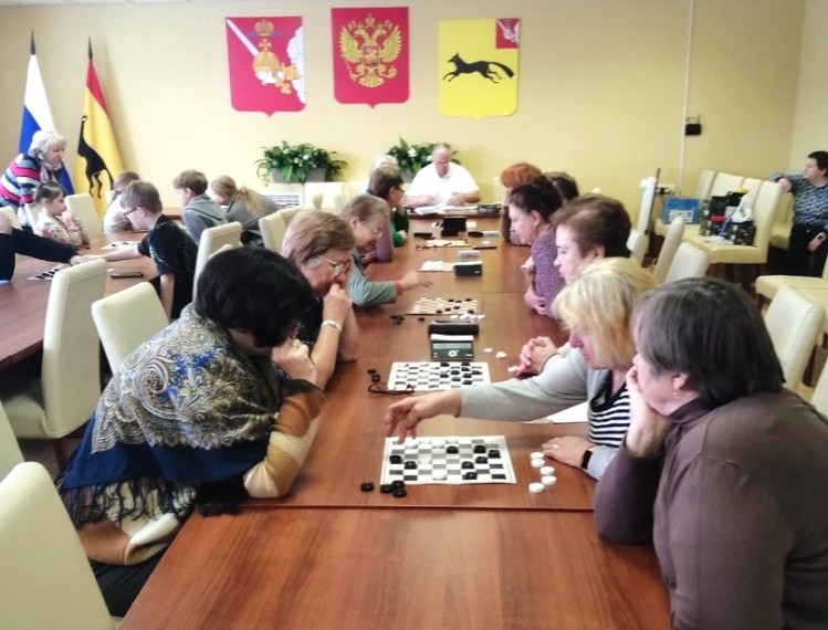 Состязались шашисты. Состязались шашисты.