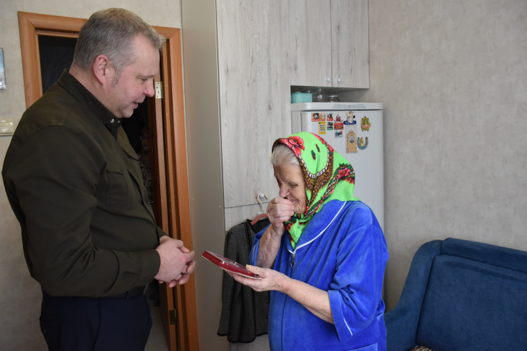 Вручили высокие награды. Вручили высокие награды.