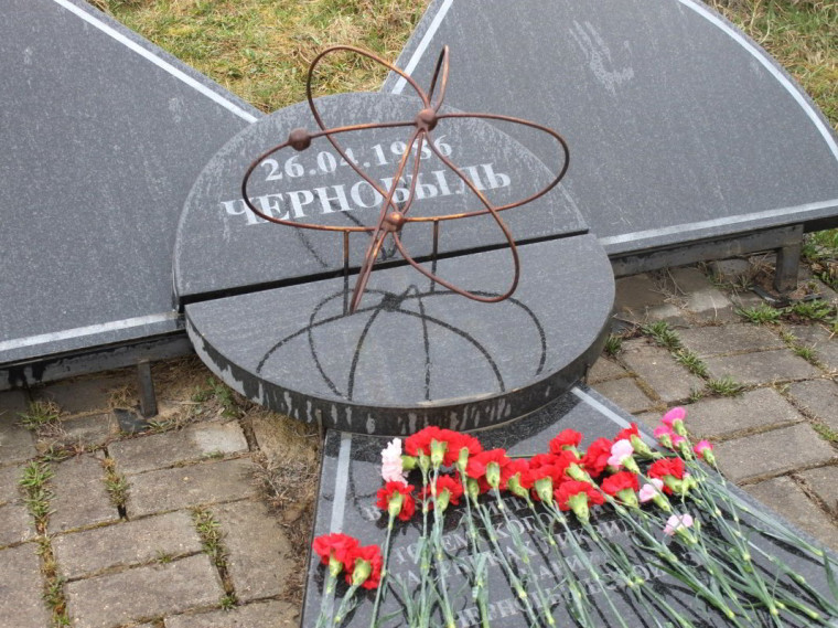 Тотьмичи почтили память земляков, которые спасли мир от ядерной беды. Тотьмичи почтили память земляков, которые спасли мир от ядерной беды.